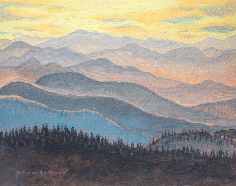 Puede incluir: Una pintura de paisaje original representa una cordillera en capas en tonos azules, grises y marrones. El cielo transita del amarillo al naranja, sugiriendo un amanecer o un atardecer. El primer plano presenta una silueta oscura de bosque.