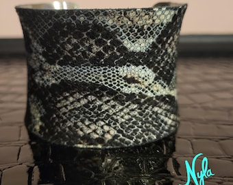 Manchette en cuir suédé gaufré python | Bracelet jonc en acier inoxydable