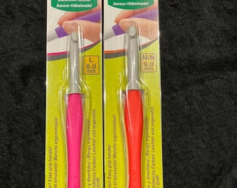 Clover Amour Crochet Hook: Ergonomic Soft Grip - 8.0mm or 9.0mm
