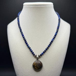 Collar de lapislázuli y ojo de tigre hecho a mano: cierre de plata de ley
