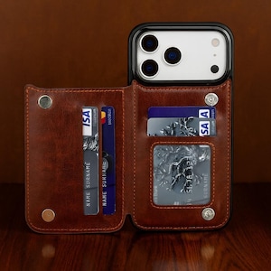 Pode incluir: Capa de telefone em couro castanho com ranhuras para cartões. A capa está aberta, revelando vários cartões de crédito e um smartphone. Possui fecho magnético e foi projetada para segurar o telefone com segurança.