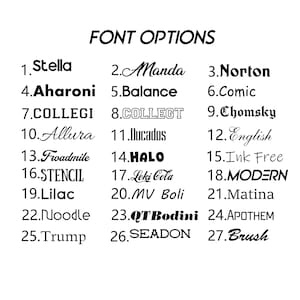 Op de afbeelding: Een zwarte tekstgrafiek met de titel FONT OPTIONS met zevenentwintig genummerde stijlen, waaronder Stella, Amanda, Norton, Aharoni, Balance, Comic, COLLEGI, COLLEGT, Chomsky, Allura, Ducados, English, Froadmile, HALO, Ink Free, STENCIL, Loki Cola, MODERN, Lilac, MV Boli, Matina, Noodle, QT Bodini, APOTHEM, Trump, SEADON en Brush.