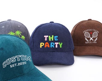 Op de afbeelding: Een verzameling corduroy baseballpetten in diverse kleuren. Eén teal pet heeft "CUSTOM EST.2025" in wit. Een marineblauwe pet toont "THE PARTY" in kleurrijke letters. Een bruine pet heeft een tennisclublogo en "SINCE 1988". Een andere pet is grijs met palmboom borduursel.