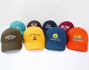 Puede incluir: Una colección de ocho gorras de béisbol en varios colores, incluyendo verde oliva, turquesa, marrón, azul marino, amarillo, burdeos y naranja. Cada gorra presenta diseños o texto bordado, como "CUSTOM EST.2025", "CAMPING CLUB" y "MUM".
