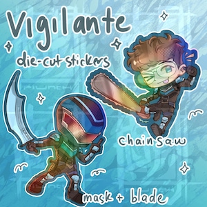Può includere: Due adesivi fustellati con personaggi in stile chibi. Un personaggio indossa un casco scuro con visiera rossa e impugna una lama curva. L'altro ha capelli castani, indossa occhiali e impugna una motosega. Testo: Vigilante, die-cut stickers, chain saw, mask + blade.