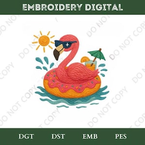 Könnte beinhalten: Digitales Stickdesign mit einem rosa Flamingo mit Sonnenbrille, der auf einem Donut-Schwimmer in blauem Wasser schwimmt. Eine gelbe Sonne und ein Cocktail mit einem grünen Regenschirm sind ebenfalls vorhanden. Der Text "EMBROIDERY DIGITAL" steht oben.