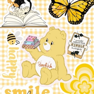 Puede incluir: Colección de pegatinas amarillas con temática de libros. Incluye un oso amarillo sosteniendo libros, una mariposa, dragones, una abeja y las frases "happy" y "smile please". El fondo es un patrón de cuadros amarillos y blancos.