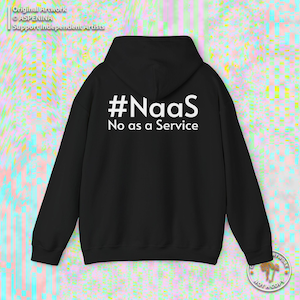Op de afbeelding: Een zwarte hoodie met witte tekst op de achterkant die #NaaS No as a Service leest. Het kledingstuk heeft een capuchon, lange mouwen met geribbelde boorden en een rechte zoom, uitgevoerd in een standaard pullover-stijl in effen zwart.