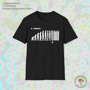 Könnte beinhalten: Ein schwarzes Kurzarm-T-Shirt mit einem weißen Grafikdruck, der die menschliche Evolution zeigt, die in einen Strichcode übergeht. Der Text NO TO DIGITAL ID steht über den Figuren, ergänzt durch einen Pfeil zum Strichcode mit dem Wort HERE.