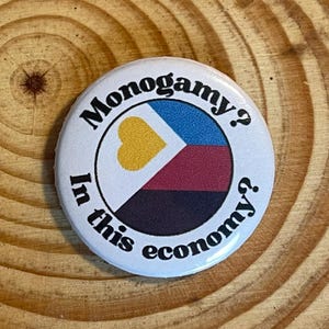 Monogamie in dieser Ökonomie? | 1,25 ”Button | Polyamory Queer Pride Zitat retro minimalistisches Punk Boho Abzeichen Brosche Pin Polyamory