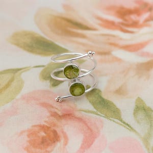 Grüner Peridot Ring 925 Sterling Silber Ring verstellbar Gelbgold & Rosegold vergoldet Ring Boho Ring Cut Stone Ring Schmuck Geschenk