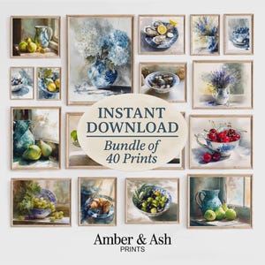 Könnte beinhalten: Eine Sammlung von 40 Aquarelldrucken mit Stillleben-Kompositionen. Die Drucke zeigen verschiedene Motive, darunter Obst, Blumen und Meeresfrüchte, in blau-weißen Porzellanschalen und -vasen. Der Text "INSTANT DOWNLOAD Bundle of 40 Prints" ist sichtbar.