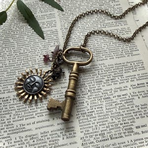 Collar vintage de latón con llave esqueleto y dije de sol, colgante celestial