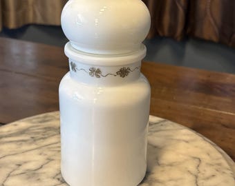 Tarro de almacenamiento de boticario de vidrio blanco opalino belga MCM de los años 60 con tapa de burbuja y diseño de trébol.