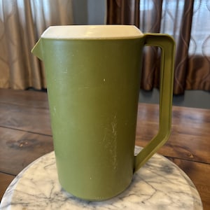 VTG 70s Avocado Green Rubbermaid 2 1/4 Quart Pitcher J 2445 With Lid