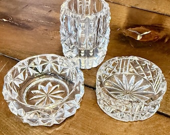 Ensemble de 3 pièces vintage années 50, style Mid-Century Modern, en cristal au plomb : vase miniature, porte-cure-dents et vide-poches.