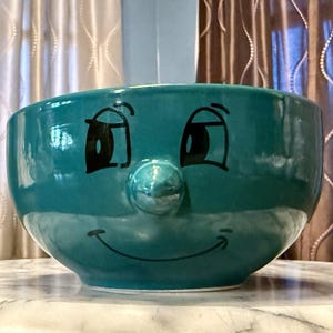 Tazón de cereales de cerámica verde LivingWare VTG de 5 pulgadas con nariz 3D, ojo de lado feliz y cara sonriente.