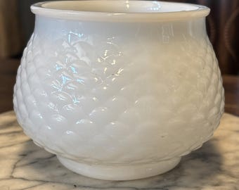 Macetero antiguo de vidrio opalino con forma de concha de la compañía E. O. Brody Glass de Cleveland, Ohio.