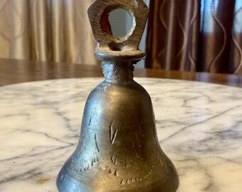Campana a batacchio conica in ottone inciso, stile vintage anni '60, MCM, di Sarna, India, 2,5 pollici.