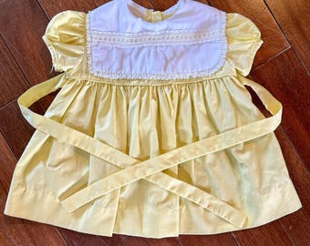 Vestido vintage de bebé niña de los años 60, estilo MCM, amarillo y blanco, con cuello babero y lazos. Tallas 6-12.