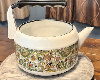 Tetera de porcelana esmaltada con estampado paisley verde aguacate de los años 70 de la marca MCM Fancipans.