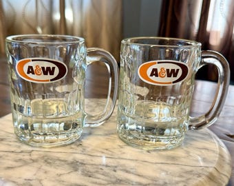 2 st vintage A & W Root Beer korta tunga gropar muggar ovala logotyper original 10,5 cm