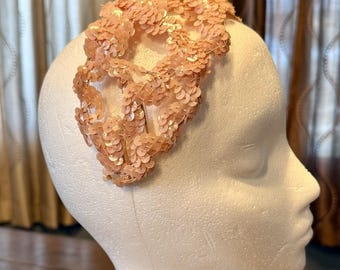 Diadema/tocado para mujer estilo años 50, de MCM, con lentejuelas y diseño de rejilla, color rosa empolvado.