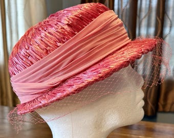 Vintage jaren 50 MCM dames bucket hat van fuchsia roze gedraaide tule en raffia.