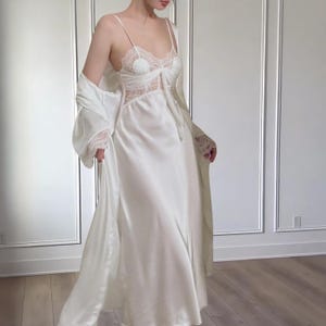 White Vintage Bridal Satin and Lace Robe Set – Two-Piece Wedding Morning Bridal Nightgown | Elegant Boudoir Honeymoon Lingerie for Bride