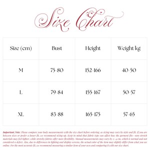 Puede incluir: Una tabla de tallas blanca con el t&iacute;tulo "Size Chart" en una fuente decorativa. La tabla incluye medidas de busto, altura y peso en cent&iacute;metros y kilogramos, con tallas M, L y XL. La tabla tambi&eacute;n incluye una nota sobre la comparaci&oacute;n de medidas corporales.
