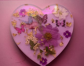 Corazón de resina con flores prensadas / Recuerdo conmemorativo / Regalo de condolencia / Decoración floral con mariposas / Pieza de recuerdo hecha a mano
