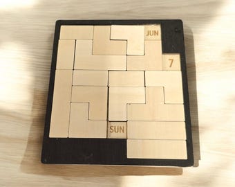 Wooden Date Puzzle Game – Interactive Brain-Teaser
