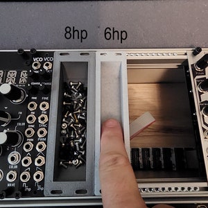 O Scoop é um painel cego/cego para armazenamento em Eurorack.
