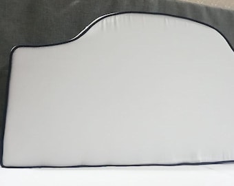 Cabeceira personalizada com 5 cm de espessura e acabamento em viés para quarto de estudante.