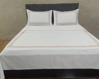 Weißer Baumwollsatin-Bettbezug mit 3-zeiliger Stickerei