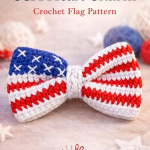 Pode incluir: Uma gravata borboleta de crochê feita à mão no estilo da bandeira americana, com listras e estrelas azuis, brancas e vermelhas. O texto "USA Heart Charm" e "Crochet Flag Pattern" são visíveis. Um item artesanal.
