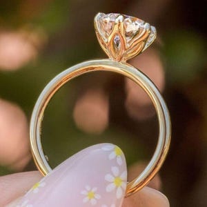 Ronde unieke unieke verlovingsring Moissanite Solitaire, op bloemen geïnspireerde ring, ring tulp setting, 2,50 karaat Moissanite ring voor vrouwen