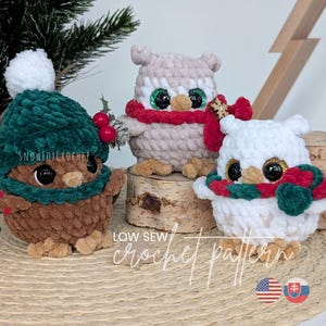 Può includere: Tre figurine di gufo all'uncinetto fatte a mano. Un gufo indossa un cappello verde con un pompon bianco, un altro ha un cappello beige rosato e il terzo è bianco. Tutti hanno grandi occhi scintillanti e indossano sciarpe. Il testo "LOW SEW crochet pattern" è visibile.