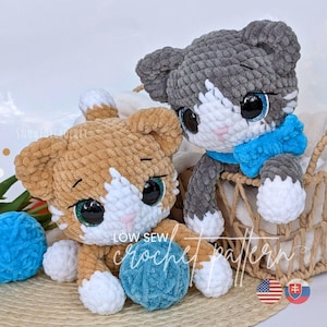 Peut inclure: Deux jouets en forme de chat en crochet, l'un beige et blanc, l'autre gris et blanc, avec de grands yeux et des accents bleus. Le chat beige est à côté d'une boule de fil bleue. Le chat gris porte une écharpe bleue. Le texte "LOW SEW crochet pattern" est visible.