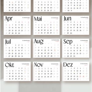 Könnte beinhalten: Ein Kalender mit weißem Hintergrund, der die Monate von Januar bis Dezember zeigt. Jeder Monat wird auf einer separaten Karte mit schwarzem Text und einem einfachen Design angezeigt. Der Kalender ist für das Jahr.
