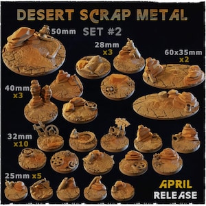 Op de afbeelding: Een verzameling miniatuur bases met woestijnthema in verschillende maten, waaronder 50 mm, 28 mm, 60x35 mm, 40 mm, 32 mm en 25 mm. De bases hebben een gebarsten aardetextuur met details van schrootmetaal. De tekst "DESERT SCRAP METAL" en "APRIL RELEASE" zijn zichtbaar.