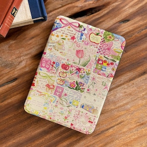 Op de afbeelding: Een crèmekleurige tablethoes met een patchwork-ontwerp met bloemen- en fruitillustraties, strikken en handgeschreven tekst. De hoes heeft een rechthoekige vorm en afgeronde hoeken. De tekst bevat de zin "I think you should just go for it!"