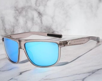 NUEVAS* Gafas de sol polarizadas estilo Costa Del Mar Rincondo 6S9010 Montura gris/Lentes azul cielo