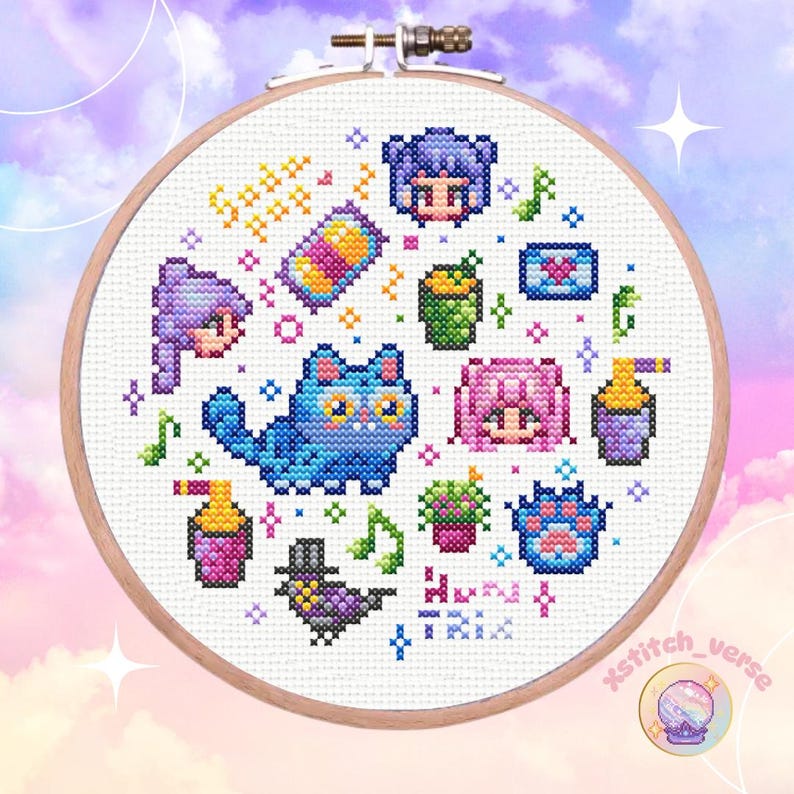 K&ouml;nnte beinhalten: Ein Kreuzstich-Design mit Anime-Charakteren und -Objekten, darunter eine blaue Katze, ein M&auml;dchen mit rosa Haaren und ein M&auml;dchen mit lila Haaren. Das Design befindet sich in einem h&ouml;lzernen Stickrahmen, mit dem Text "xstitch_verse" und "Luna Trix".