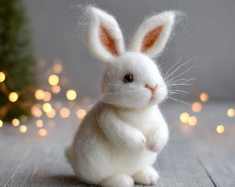 Enfeite animal adorável de coelho branco feito à mão em feltro de lã: decoração de Natal personalizada, presente de Natal para crianças