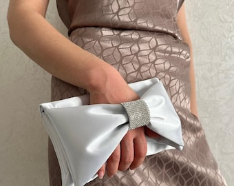 Bolso de mano de satén plateado con lazo para bodas – Bolso de muñeca hecho a mano para ocasiones especiales.