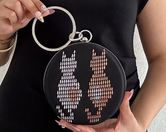 Clutch de gato bordado a mano: bolso de noche de satén negro con cadena