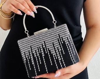 Clutch de noche de satén negro: bolso para invitada de boda, bordado a mano con correa de cadena.