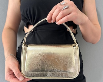 Clutch de noche de piel dorada metalizada: un bolso de lujo para despedidas de soltera y fiestas.