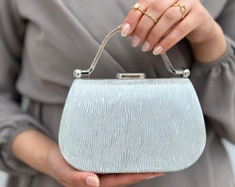 ラインストーンのイブニングクラッチ：チェーンストラップ付きシルバー